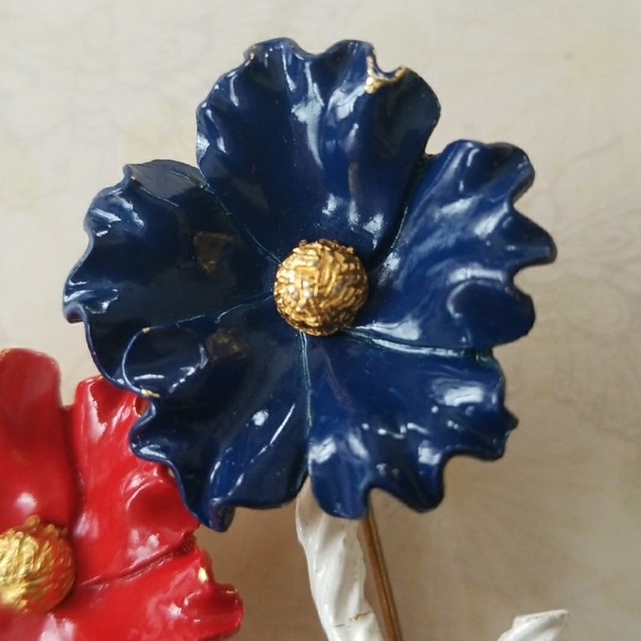 Vintage Mid Century Red White and Blue Enamel Flower Brooch - Picture 9 of 9